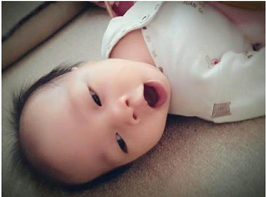 震惊！婴儿服装礼盒拆出40多根针，到底送新生儿什么礼物好